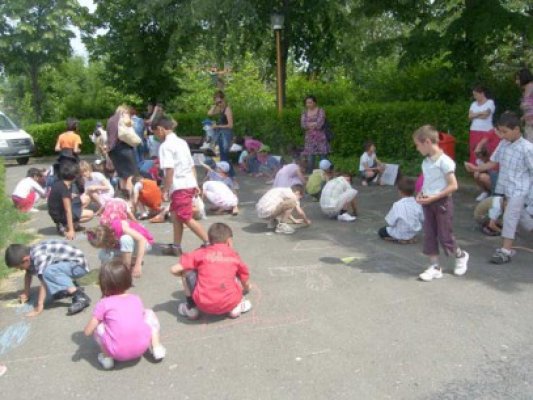 Micuţii din centrele de plasament, răsfăţaţi de 1 iunie, la Eforie